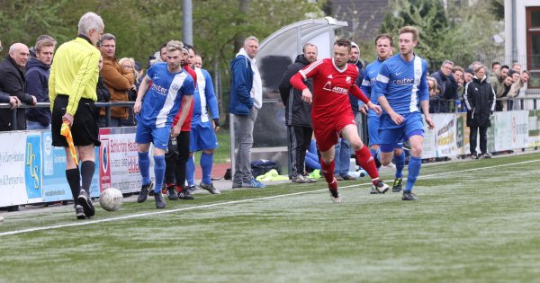 Vor den Augen des Schiedsrichter-Assistenten und der vielen Zuschauer: Augustdorfs Alexander Eck (rotes Trikot) findet die Lücke zwischen den Jerxer Gegenspielern. - © Oliver König