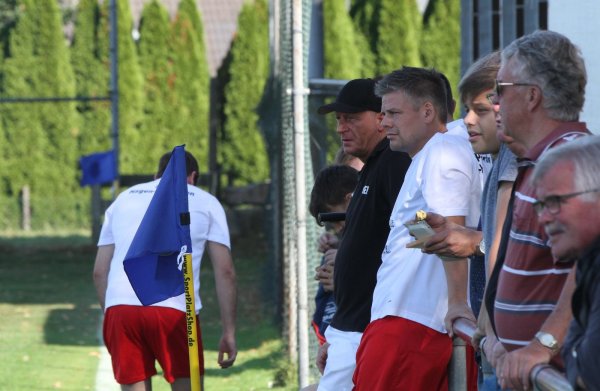Trainer in Hagen-Hardissen: Michel Wißmann (weißes Shirt) und Andreas Reil (schwarzes Shirt). - © Sebastian Lucas