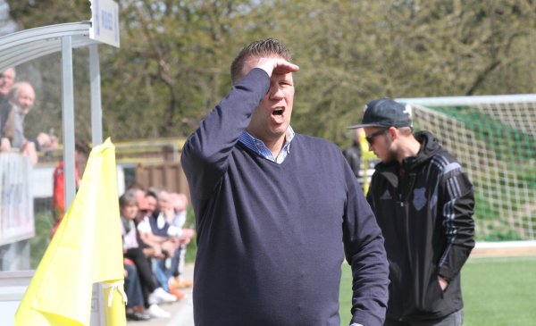 Klare Ansagen von der Seitenlinie: Andre Köller, Trainer des RSV Barntrup - © Sebastian Lucas