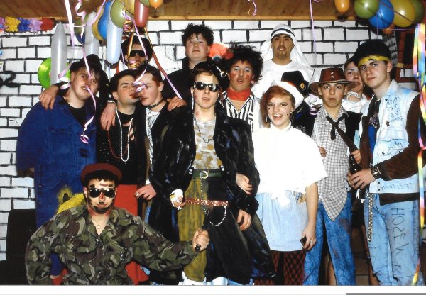 Ehemalige Besucher: Wer waren die Teilnehmer der Karnevalsparty von 1989? Gerne würden die heutigen Jugendlichen mehr über ihre Zeit im Jugendzentrum Schieder erfahren. - © Privat