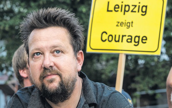Zeigt Flagge gegen Rassismus: Der Frontmann der „Prinzen", Sebastian Krumbiegel, stellt in Oerlinghausen sein Buch „Courage zeigen" vor. - © Peter Endig / dpa