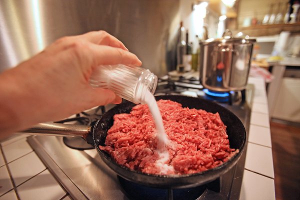 In verarbeiteten Nahrungsmitteln steckt bereits häufig viel Salz. Daher sollten bei der Zubereitung von Gerichten möglichst Kräuter und Gewürze verwandt werden. - © Vera Gerstendorf-Welle