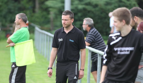 Greift mit den SF Oesterholz-Kohlstädt wieder an: Trainer Eugen Schlej (Mitte). - © Sebastian Lucas