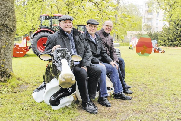 Die Landwirte Wilhelm Brüggemeier, Hubertus Beringmeier und Hermann Seeker (v.l.) machen sich für die „Initiative Tierwohl" stark. - © Franz Purucker