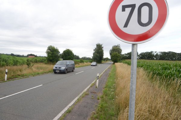 Der Unbekannte hat so ein Verkehrszeichen (Tempolimit 70) irgendwo abmontiert und an der Vilsendorfer Straße aufgehängt. - © Symbolfoto: Jörn Spreen-Ledebur