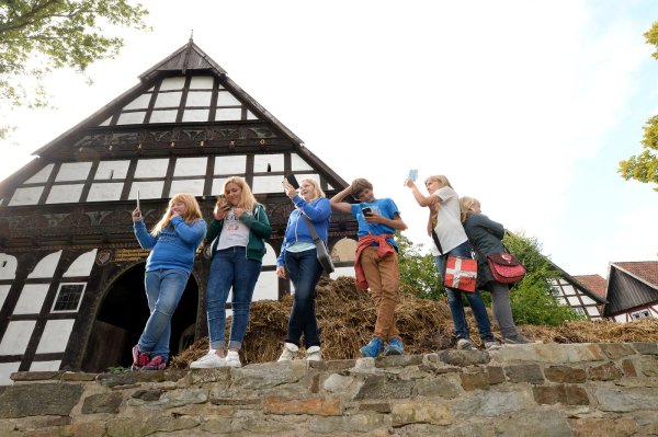Smart unterwegs: Die App "LWL Pauline" begleitet die Kinder künftig durch das Freilichtmuseum. - © LWL