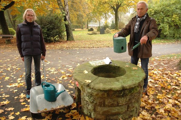 Sind maßlos enttäuscht: (von links) Dieter Opitz und Manfred Reuter sind mit der Wassersituation im südöstlichen Teil des Steinheimer Friedhofes in Horn sehr unzufrieden. Sie verweisen auch darauf, dass einige Gießkannen völlig marode seien. - © Archivfoto: Manfred Brinkmeier