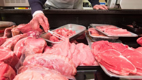 Hierzulande weniger gefragt: Fleischstücke liegen in der Auslage eines Supermarktes. - © dpa