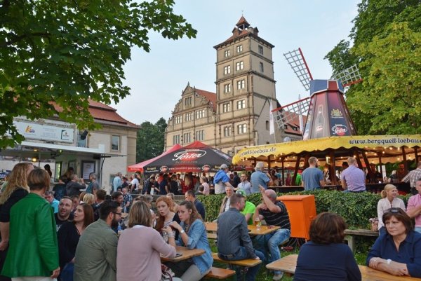 Hier schmeckt’s noch mal so gut: Vor der altehrwürdigen Kulisse des Braker Schlosses machen es sich die Besucher des Bierbrauerfestes 2016 gemütlich. In diesem Jahr wird die Veranstaltung unter neuer Regie zu einer Bier- und Gourmetmeile. - © Tanja Watermann(LZ)