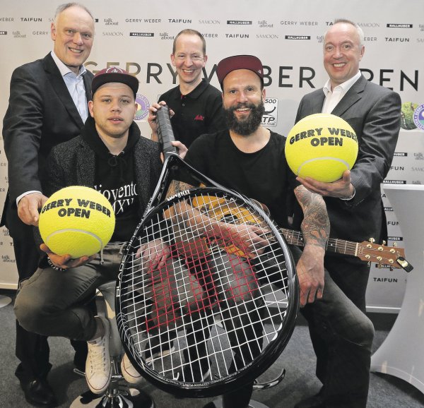 Marketingleiter Horst Erpenbeck (v. l.), Musiker Tay Schmedtmann, Jongleur Hannes Neumann und Musiker Patrick Fa. - © Wolfgang Rudolf