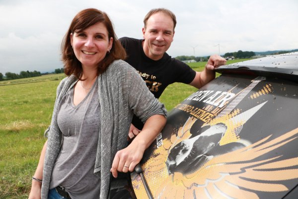 Planen den Aufbau: Inga Stange und Michael Nolting besichtigen das Festivalgelände für das achte Lippe Open Air. - © Yvonne Glandien