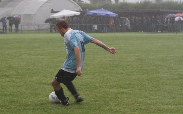 Die Zuschauer trotzen dem Regen: Hier führt Nils Otto (BenHoh) einen Freistoß aus. - © Sebastian Lucas