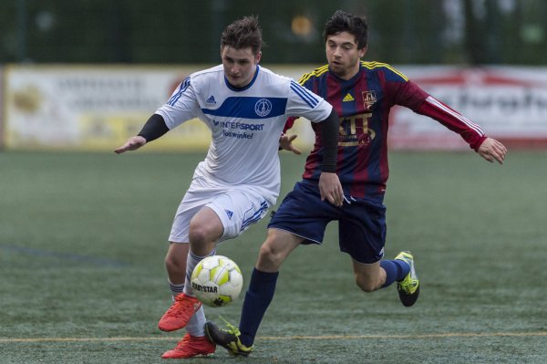 Spannende Zweikämpfe: Marco Seifert von der SG Hiddesen-Heidenoldendorf liefert sich mit Furkan Altay (rechts) ein packendes Duell. - © Egon Penner