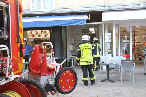 Die Feuerwehr Bad Salzuflen rückte zu dem Fritteusenbrand in die Salzufler Innenstadt aus und musste die Lange Straße sperren. - © Daniel Hobein
