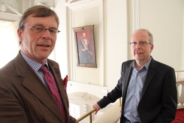 Intendant Kay Metzger (rechts) freut sich: „Die Gemälde passen gut zusammen und haben einen historisch begründeten Zusammenhang mit unserem Theater." - © Sven Koch