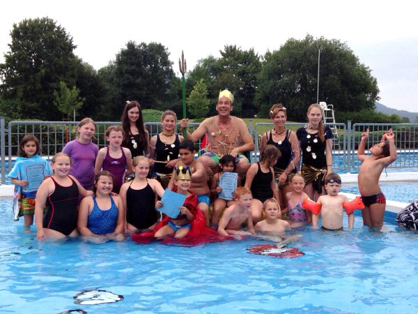 Mit Dreizack und Krone: Beim Neptunfest am Samstag kommt der Wassergott zu Besuch ins Schiederaner Freibad. - © Foto: Freibadverein