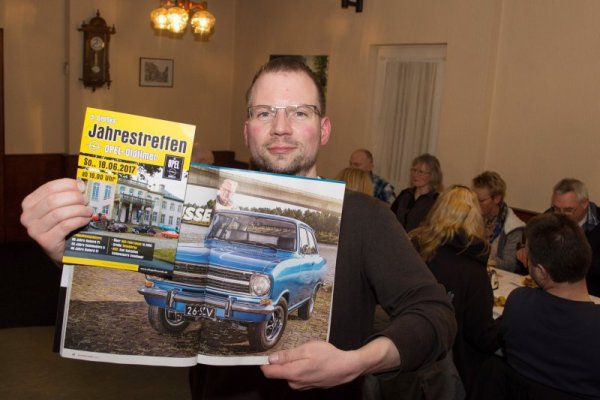Einladung: Gerd Frewert zeigt das Plakat zum Treffen der Alt-Opelfreunde. - © Raphael Bartling