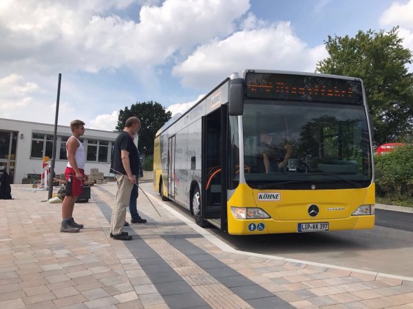 Die neuen Schulhaltestellen am Holstenkamp  in Barntrup sind fertig. Zum Abschluss gibt es eine Testfahrt - © Carsten Wahle