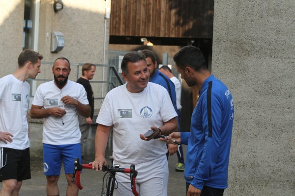 Mit dem Rennrad vorne weg: Ediz Türkmen, Vorstand, Trainer und Sponsor des TBV Lemgo, unterhält sich mit Sportlicher Leiter Ulas Tokdemir. - © Sebastian Lucas