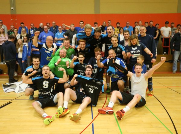 So jubeln nur die Besten: Die Männer-Mannschaft von HB Bad Salzuflen steigt in die Landesliga auf. - © Paul Cohen