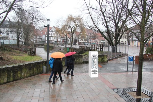Das künftige Schützendenkmal rückt im Gegensatz zu den ursprünglichen Plänen weiter an den Rand. - © Foto: Backe/Montage: Wendtland