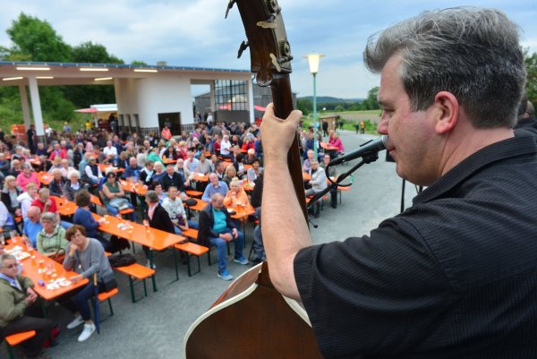 Gut gefüllte Ränge: Bassist Martin Wichmann blickt auf ein gut gelauntes, wenn auch nicht gerade durch Tanzfreude auffallendes Publikum an der alten Tankstelle im Freilichtmuseum. - © André Gallisch