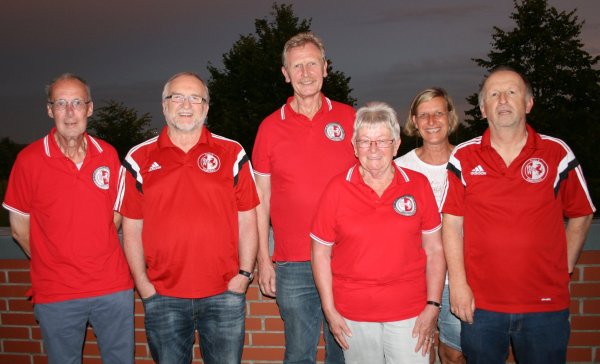 Verantwortliche: (von links) Hartmut Tegeler (Kreisfußballobmann Detmold), Dietmar Ape (Kreisvorsitzender Paderborn), Gottfried Dennebier (Kreisvorsitzender Detmold), Christa Remmert (Staffelleitung A2), Petra Jachnik (Staffelleitung A1 und Pokal) sowie Lothar Tebbe (Kreisfußballobmann Paderborn). - © Privat