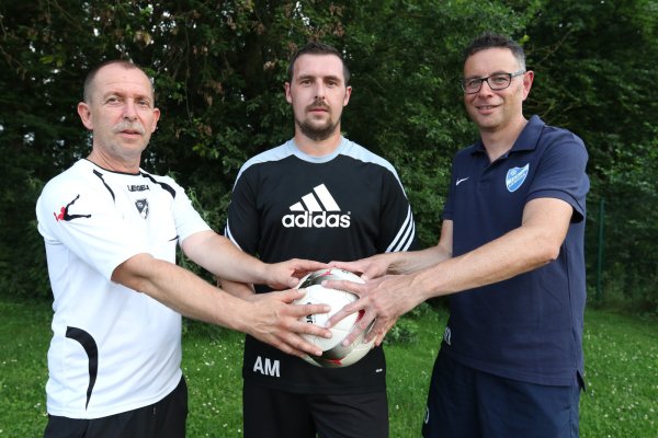 Neu im Asemisser Team: Co-Trainer Jens Böttcher (links), Trainer Matthias Düding (rechts) mit Andreas Maier. - © Oliver König