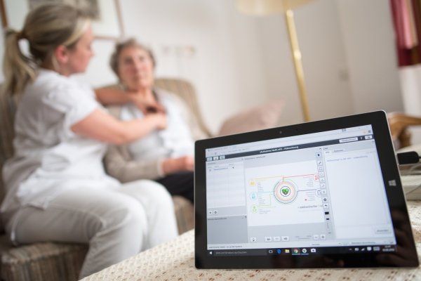 Die Zukunft: Patienten können über Apps oder Endgeräte ihren Zustand selbst kontrollieren und die Daten ihrem Arzt übermitteln. - © Marius Becker (dpa)