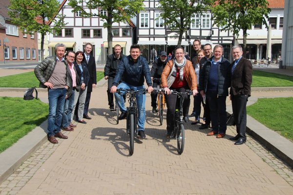 Startbereit: Fahrradhändler Bünyamin Dede und Silke Schweppe (vorn) sowie Matthias Bähr und Dirk Blöbaum von Lemgo Marketing (hinten, von links) schwingen sich schon mal aufs Rad. Die Organisatoren freuen sich auf viele Teams. - © Marlen Grote
