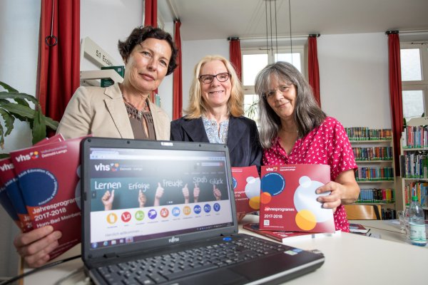 Alles auf einen Blick: Christiane Purrmann (von links), Hilde Sandkühler und Dörte Beck präsentieren das neue Programm der VHS in Horn-Bad Meinberg - analog als Heft und digital im Netz. - © Torben Gocke