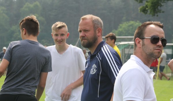 Klarer Sieg zum Auftakt: Jerxens Trainer Bastian Möller (Mitte). - © Sebastian Lucas