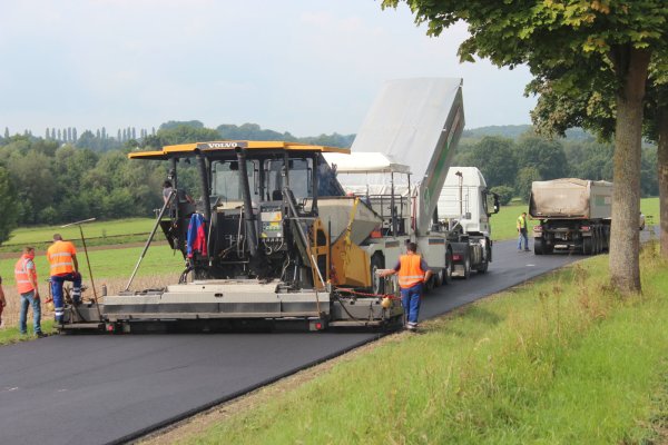 Möglicherweise ist schon bald Schluss: Voraussichtlich brauchen die Bauarbeiter nicht bis zum 22. Oktober. Das Foto entstand zwischen Farmbeck und Dörentrup. - © Foto: Reinhold Sölter
