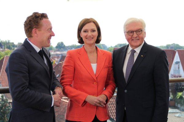 Über den Dächern von Bad Salzuflen im "The View", wo Hotelier Christian Steffen die ZDF-Moderatorin Bettina Schausten und Bundespräsident Frank-Walter Steinmeier begrüßt. - © Heidi Stork