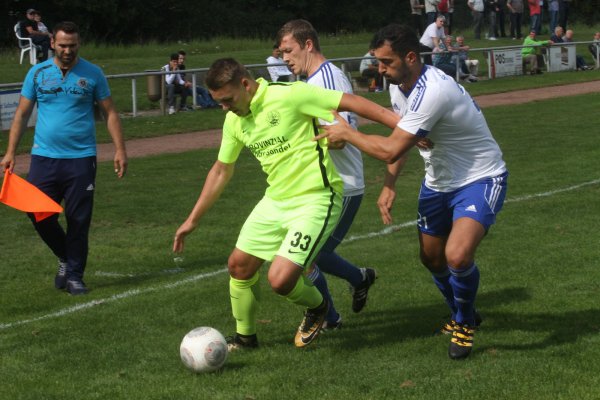 Verbissen: Lohes Lukas Hartmann wird von Dogan Ay (r.) und Eduard Ritter attackiert. - © Dietmar Welle