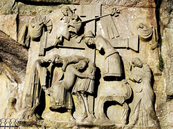 Mittelalterliches Vorbild: Auf dem Kreuzabnahmerelief an den Externsteinen wird rechts neben dem Kreuz etwas dargestellt, das nationalsozialistische Kreise als gebeugte Irminsul interpretieren. Kunsthistoriker folgen dieser Interpretation ausdrücklich nicht. Doch seit den 1920-er Jahren steht das Symbol auf dem Relief in rechtradikalen, aber auch in esoterischen Kreisen Pate für die Irminsul. - © Jähne