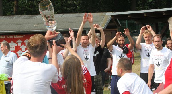 So feierte der Post-TSV den Kreispokalsieg: Kapitän Johann Felker präsentiert den Pokal. - © Sebastian Lucas