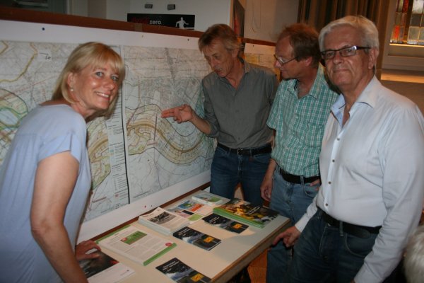 Wollen keine Umgehungsstraße: (von links) Renate Wedegärtner, Volker Schubach von der Bürgerinitiative „B239n – Nein danke!" sowie Stephan Culemann vom BUND diskutieren angeregt mit Dr. Werner Reh. - © Sandra Castrup