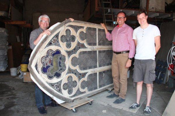 Jürgen Scheffler, Andreas Lange und Matthias Kämper mit dem alten Fenster aus dem CVJM-Haus. - © Marlen Grote