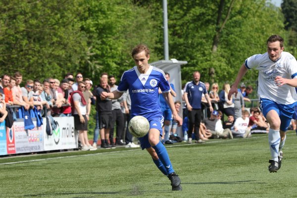 Der Spitzenreiter zieht davon: Schlangens Tony-Paul Schäfer im Laufduell mit dem Jerxer Fabian Meier (rechts). - © Oliver König