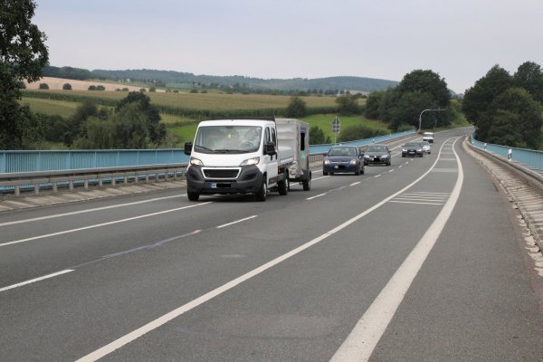 Auf der falschen Spur: Viele Autos und Lastwagen halten sich an die Mittellinie und befahren die gesperrten Seitenränder. - © Marlen Grote