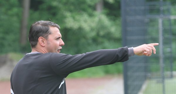Die Zeichen des Trainers kommen an: Steven Hengstler freut sich über den ersten Dreier. - © Sebastian Lucas