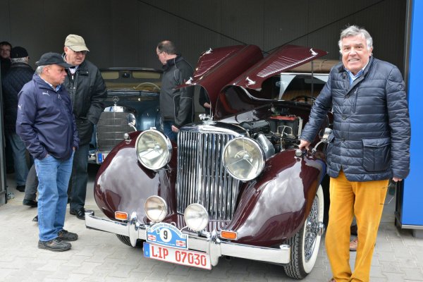 Klassische Schönheit: Für Klaus Wehrmann (70) üben die Oldtimer eine große Faszination aus. 15 der wertvollen historischen Autos haben in den vergangenen Jahrzehnten den Weg zu ihm gefunden, wie dieses Jaguar MK4 Cabriolet, das bei der Eröffnung des Oldtimer-Parks von den vielen Besuchern genau betrachtet wurde. - © Tanja Watermann