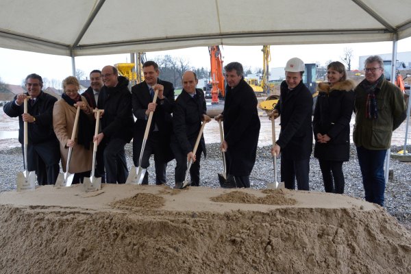 Spatenstich für das Customer & Technology Center (v.l.n.r,): José Carlos Álvarez Tobar (Vertriebsvorstand), Elke Eckstein (Vorstand Operations), Dr. Axel Lehmann (Landrat Kreis Lippe), Rainer Heller (Bürgermeister Detmold), Jörg Timmermann (Finanzvorstand), Christian Gläsel (Aufsichtsratsvorsitzender), Dr. Peter Köhler (Vorstandsvorsitzender), Markus Sommer (Köster GmbH), Helene Derksen-Riesen (Leiterin Facility Management), Helmut Merwitz (Architekt). - © Weidmüller