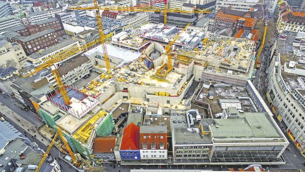 Größte City-Baustelle in OWL: Das „Loom" soll im Herbst 2017 fertig sein. Im Zentrum entsteht eine Glaskuppel, die sich über eine offene Galerie wölben wird. - © Reddeker