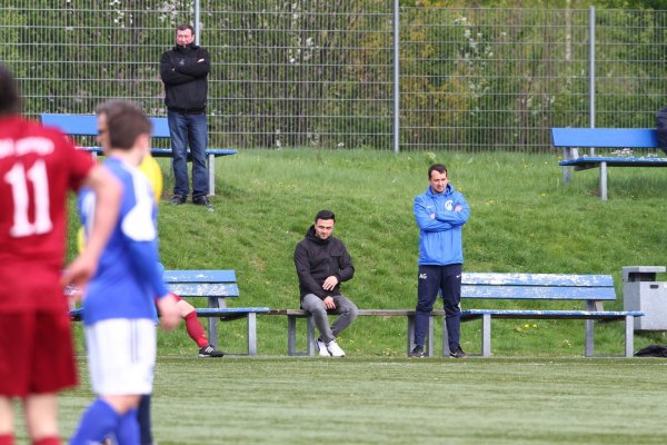 Nachdenklich: TBV-Trainer Andreas Goll (rechts) und Lemgos Sportlicher Leiter Ulas Tokdemir grübeln, wie sie den SV Häger knacken können. - © Jörg Hagemann