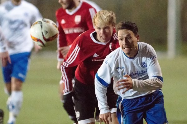 Hier noch Gegenspieler: Am 27. Februar 2016 gewann der SVE Jerxen-Orbke in der Bezirksliga gegen Post-TSV Detmold mit 1:0. Bei dem letzten Aufeinandertreffen der beiden Klubs waren Julien Will (rechts) und Christoph Rüschenpöhler Kontrahenten. Will stürmt seit dieser Saison für die Postler. - © Egon Penner