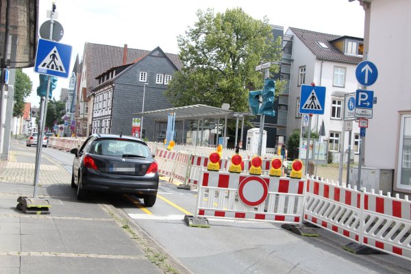 Sackgasse: Wer zum Ostertor möchte, hat nichts erreicht, wenn er am Waisenhausplatz weiter in die Papenstraße fährt – kurz vor dem Kreisverkehr wartet schon die nächste Baustelle. - © Marlen Grote