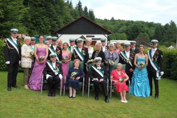 Gekrönte Häupter: Majestäten aus sechs Jahrzehnten feiern beim Jubiläum des Schützenvereins Siekholz mit. - © Iris Liebig