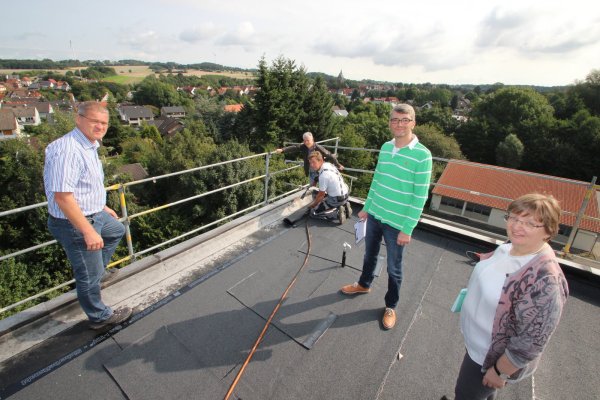 Auf dem Dach: (von links) Andreas Bradler, Heinrich Adriaans, Stefan Liedtke, Justus Stücken und Monika Rehmert. - © Jens Rademacher